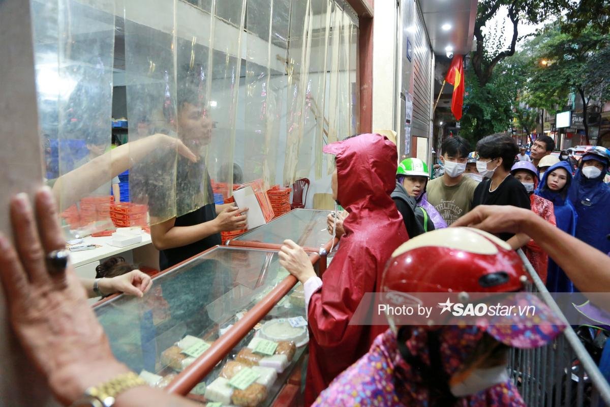 Người Hà Nội đội mưa xếp hàng dài mua bánh trung thu: 'Năm nào tôi cũng xếp hàng mua làm quà' Ảnh 11