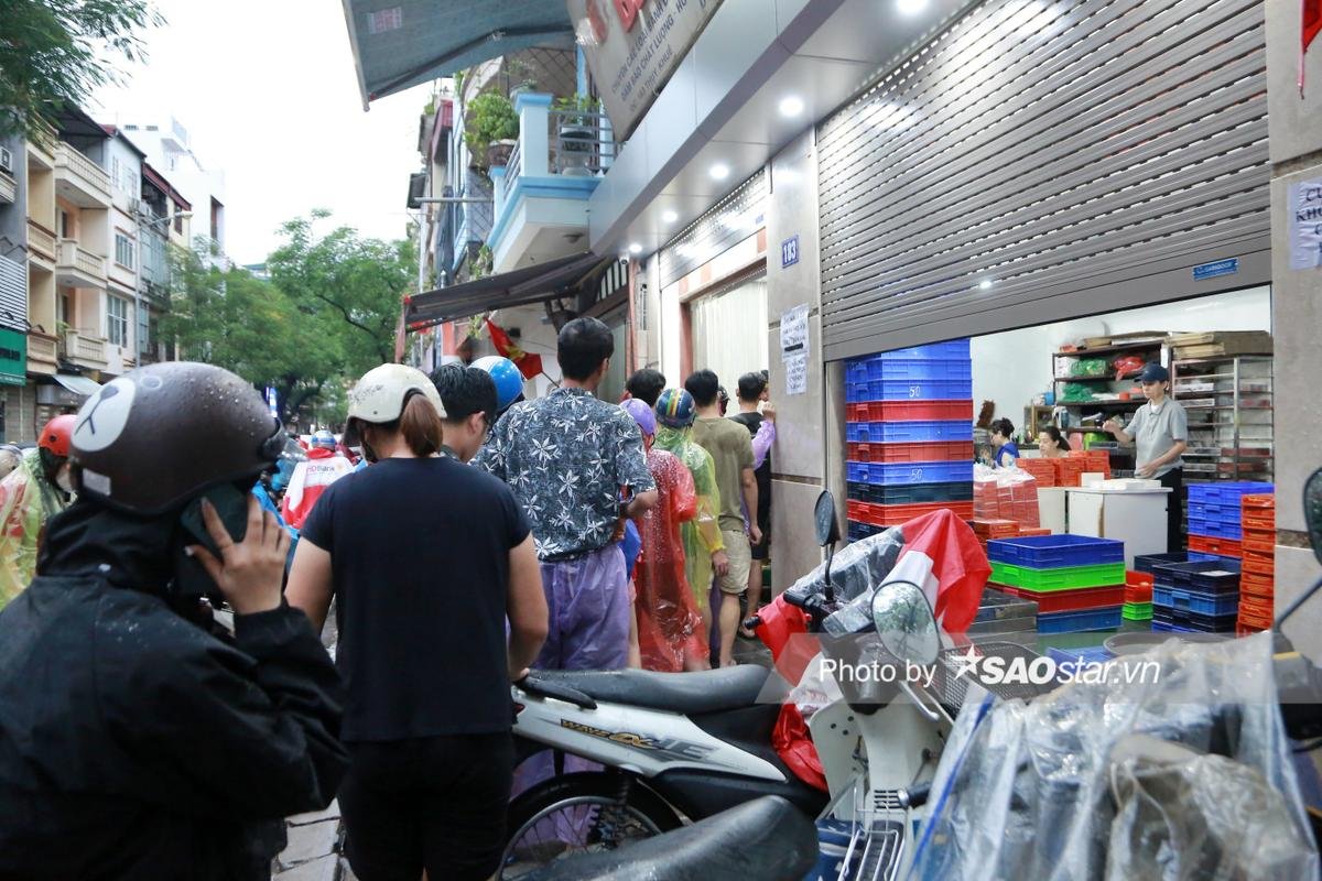 Người Hà Nội đội mưa xếp hàng dài mua bánh trung thu: 'Năm nào tôi cũng xếp hàng mua làm quà' Ảnh 13