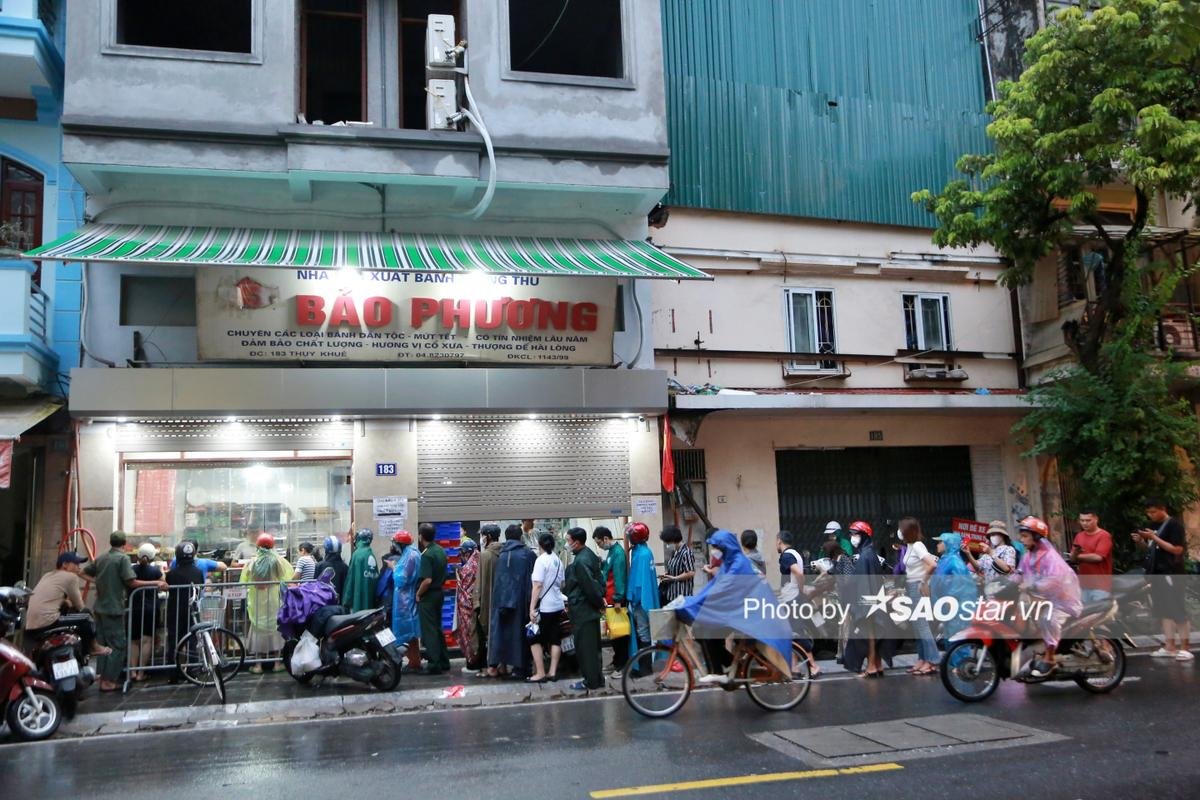 Người Hà Nội đội mưa xếp hàng dài mua bánh trung thu: 'Năm nào tôi cũng xếp hàng mua làm quà' Ảnh 1