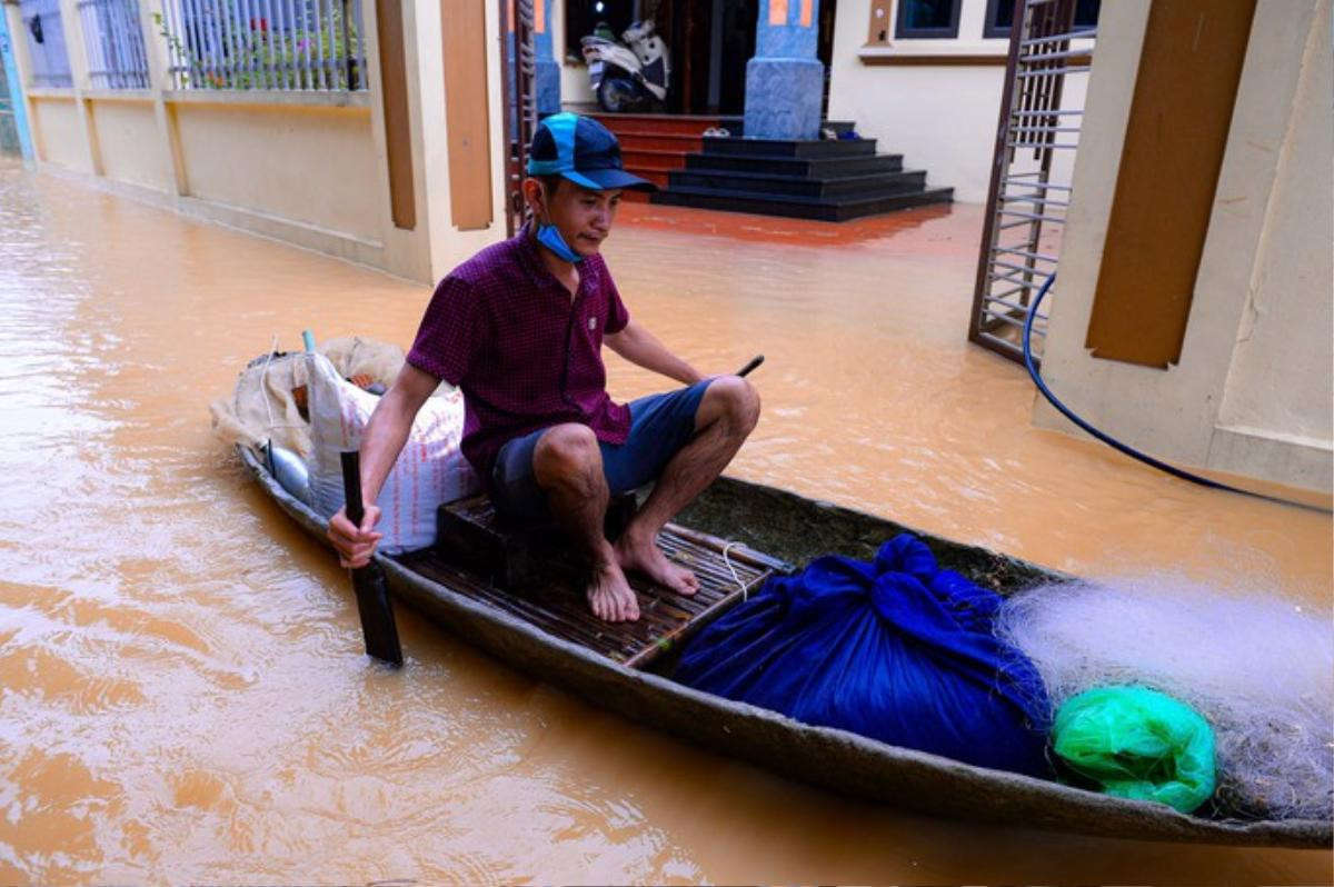 Người dân ngoại thành Hà Nội chèo thuyền trên đường làng, đổ xô đi bắt cá sau mưa lớn Ảnh 6