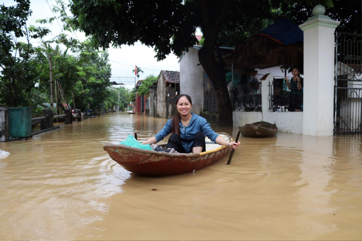 Người dân ngoại thành Hà Nội chèo thuyền trên đường làng, đổ xô đi bắt cá sau mưa lớn Ảnh 3