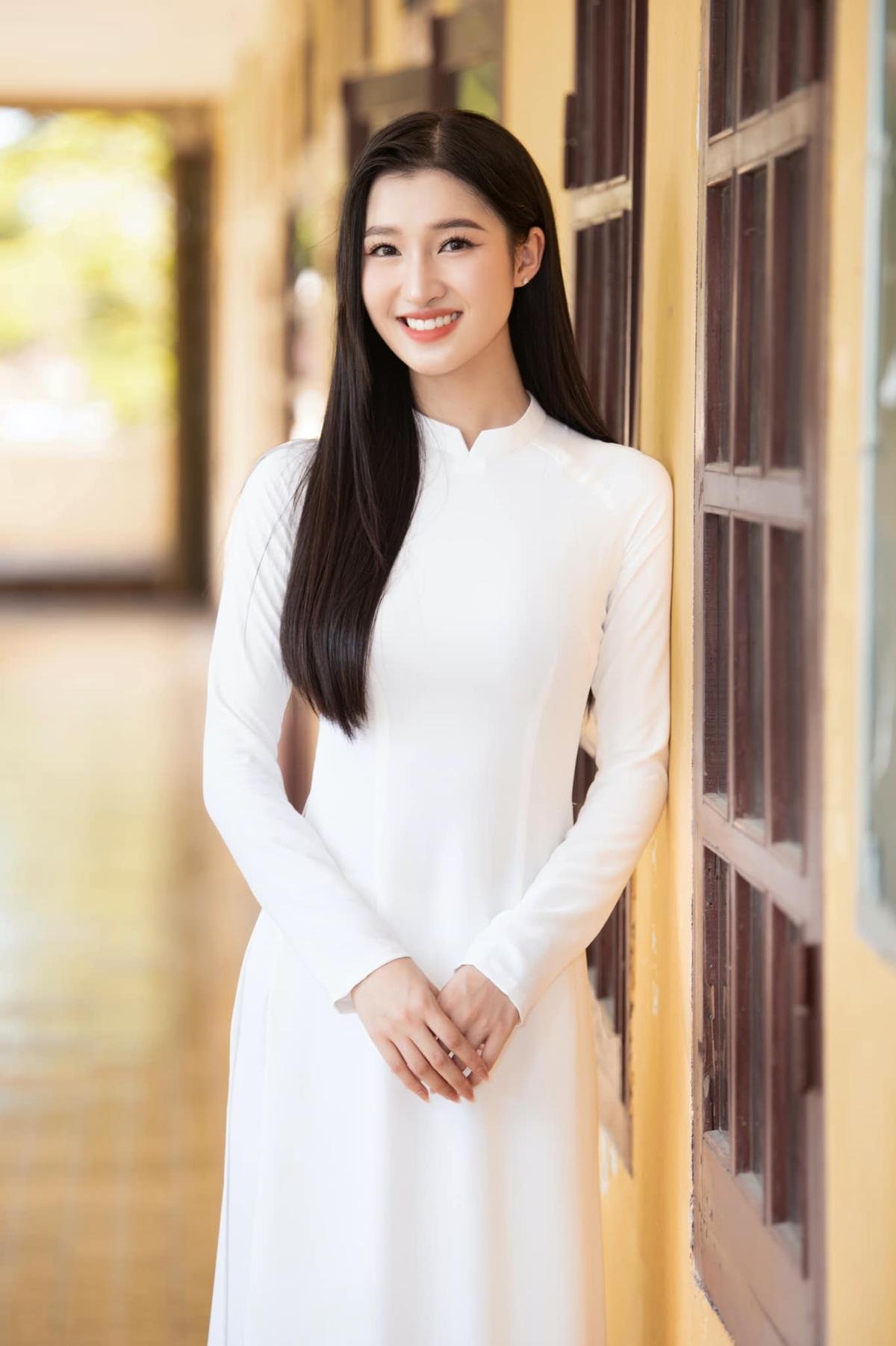 Đang 'bắn ảnh' cùng top 3 Miss World Việt Nam, Á hậu Phương Nhi không quên bắt nhạc BlackPink cực lầy! Ảnh 1