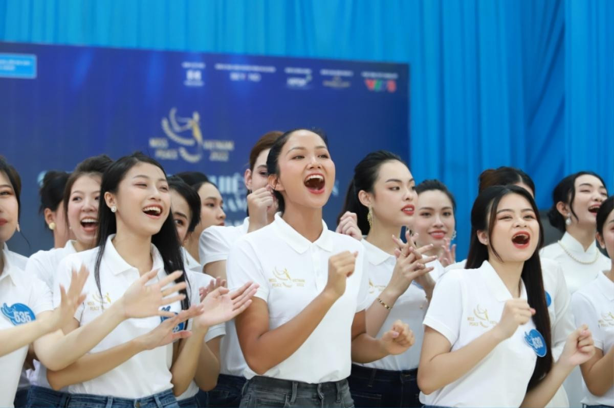 Hốt sạn chung kết Miss Peace Vietnam: Lồng tiếng vỗ tay, khóa bình luận, lan man về tiêu chí môi trường Ảnh 4