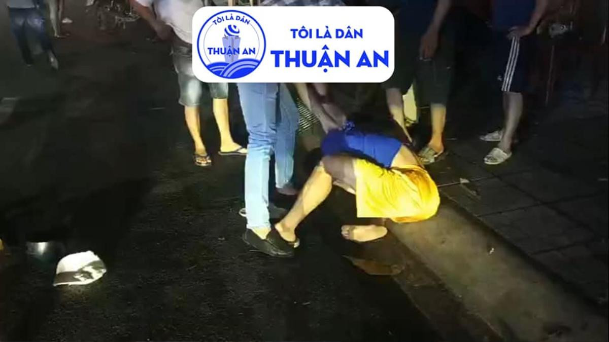 Suýt va chạm xe, thanh niên xăm trổ hung hăng đánh 2 mẹ con rồi nhận về kết cục 'tơi tả' Ảnh 2