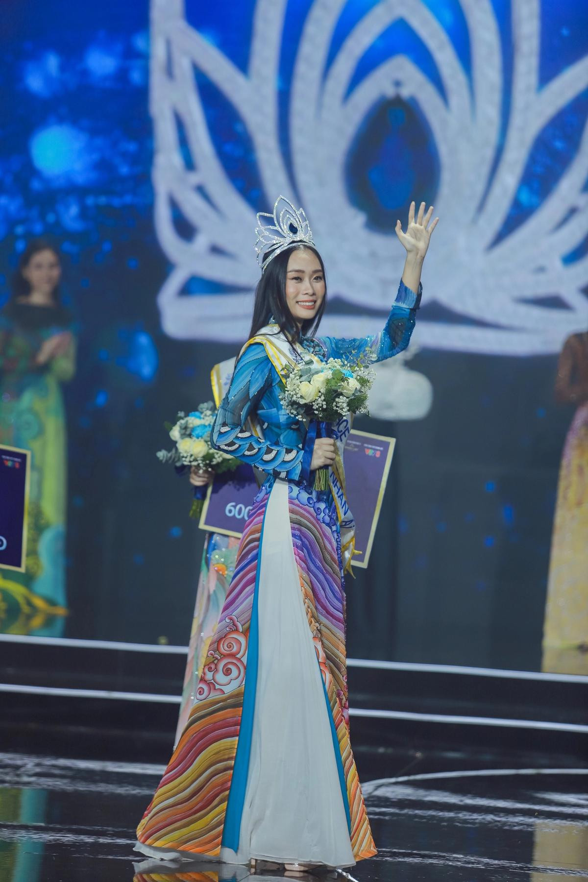 Học vấn đỉnh cao của 'Miss Peace Vietnam 2022' Trần Thị Ban Mai Ảnh 3