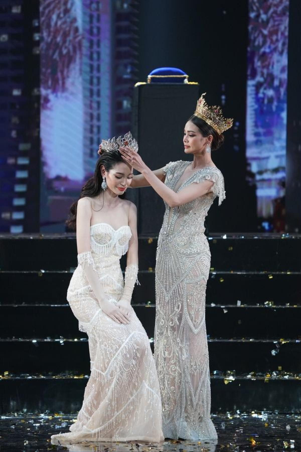 Thí sinh Miss Grand đang trình diễn bỗng khóc nức nở, khán giả hoang mang: 'Tưởng đâu final walk' Ảnh 6