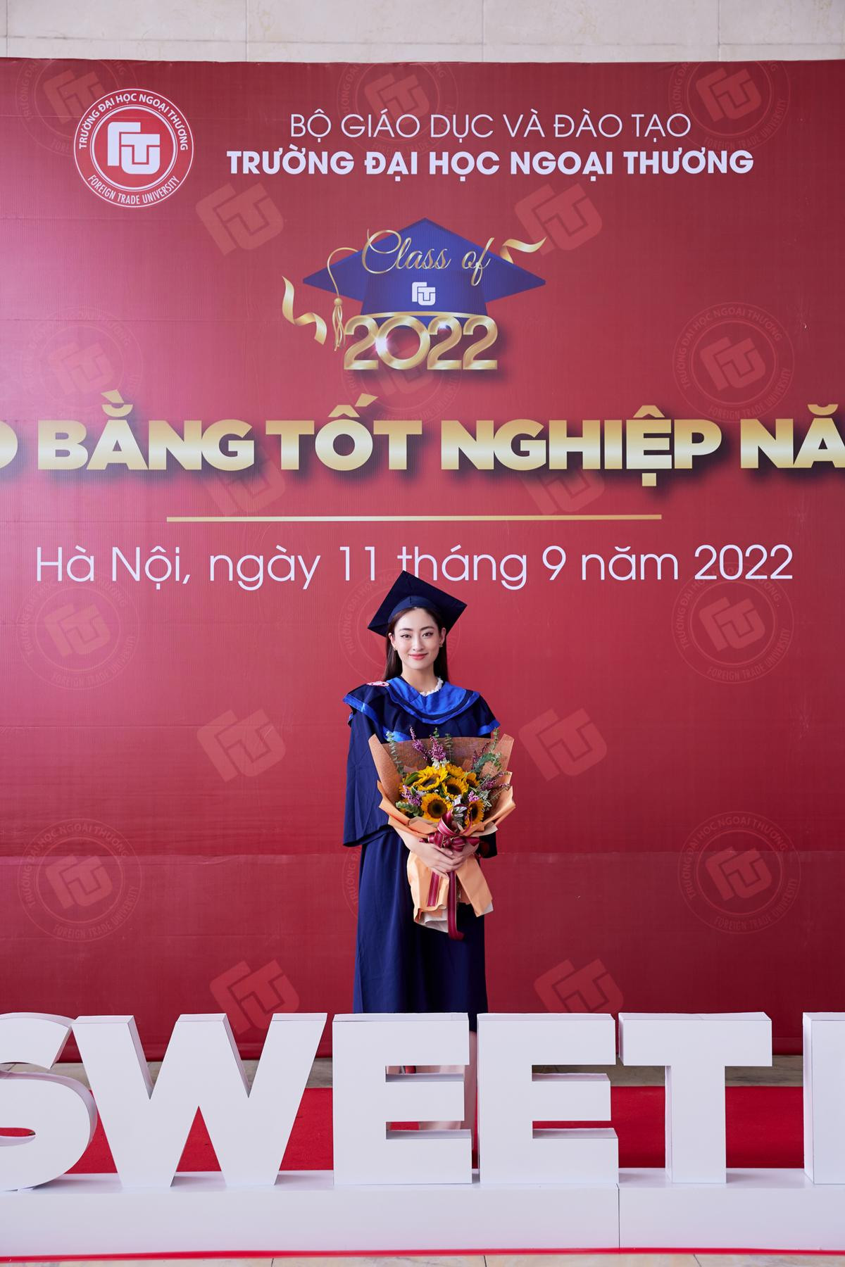 Hoa hậu Lương Thùy Linh rạng rỡ trong ngày nhận bằng tốt nghiệp Đại học loại xuất sắc Ảnh 2