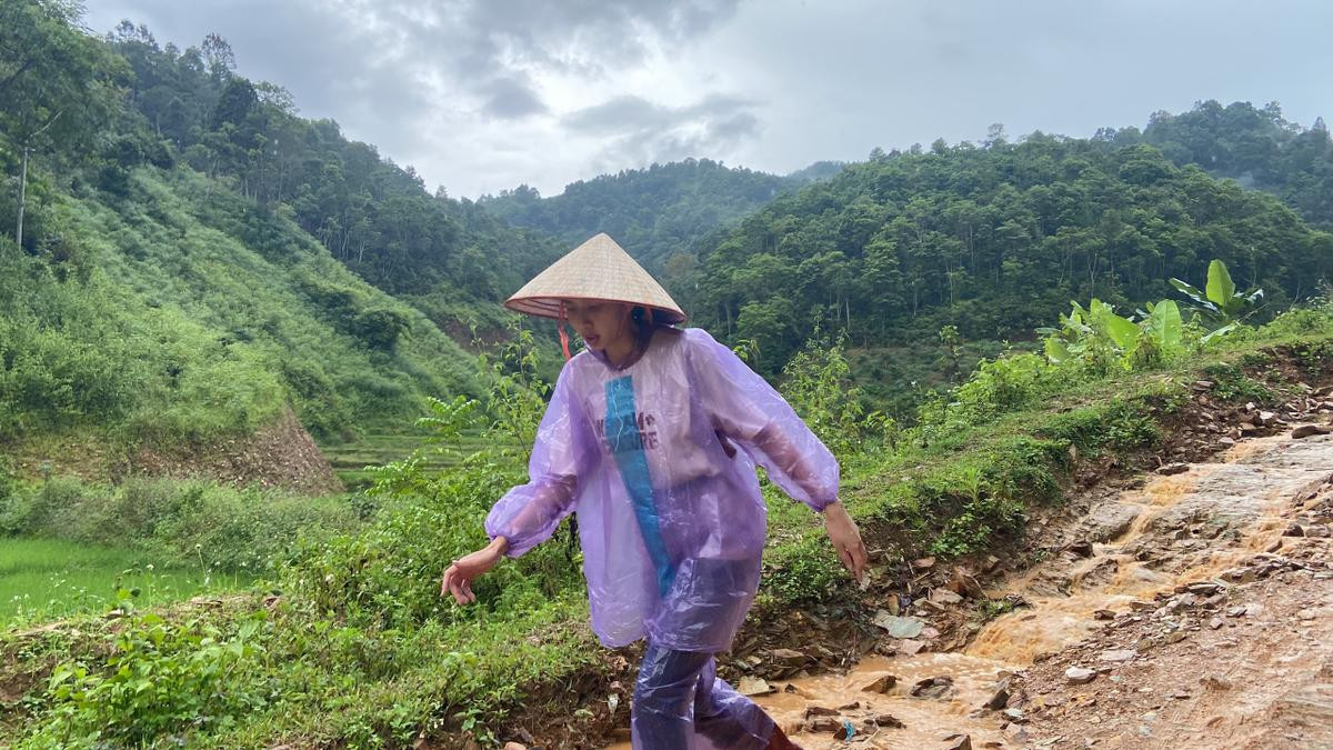 Thùy Tiên trèo đèo lội suối mang yêu thương về với bản làng: Có 1 vương miện vô hình mãi ở trong tim Ảnh 5