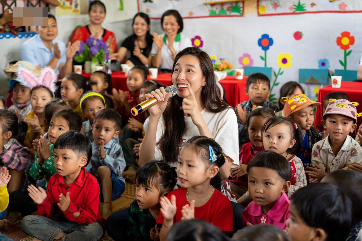 Thùy Tiên trèo đèo lội suối mang yêu thương về với bản làng: Có 1 vương miện vô hình mãi ở trong tim Ảnh 1