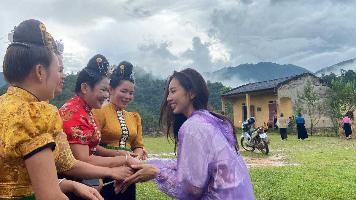 Thùy Tiên trèo đèo lội suối mang yêu thương về với bản làng: Có 1 vương miện vô hình mãi ở trong tim Ảnh 4