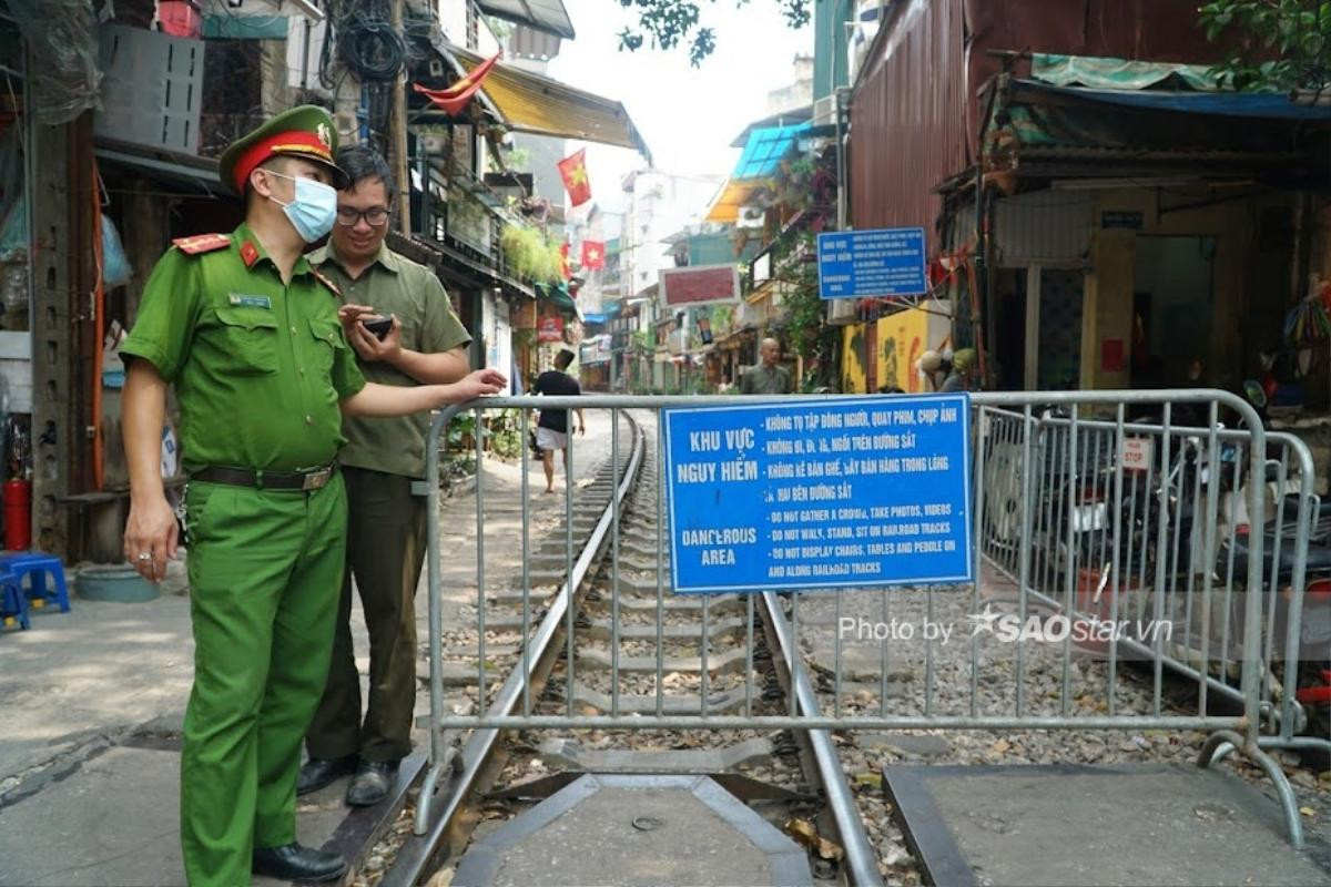 Hà Nội ra quân dựng hàng rào chắn, 'xoá' phố cà phê đường tàu Ảnh 1