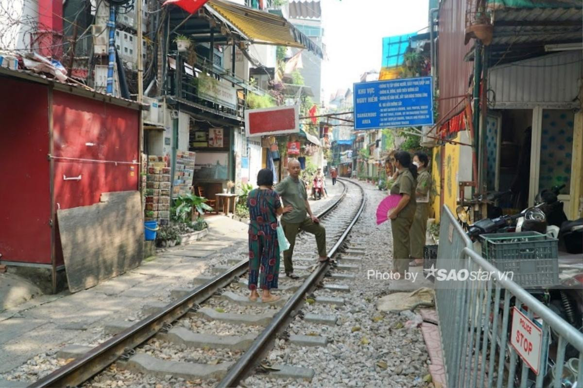 Hà Nội ra quân dựng hàng rào chắn, 'xoá' phố cà phê đường tàu Ảnh 4