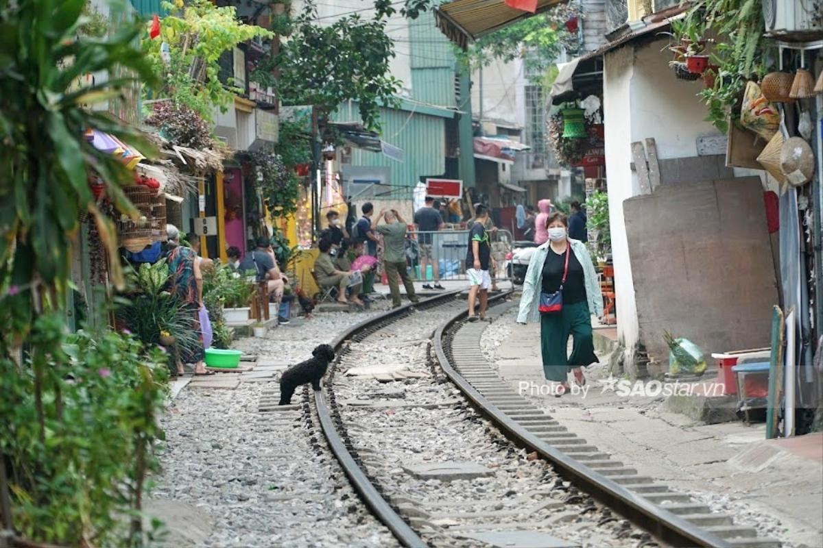 Hà Nội ra quân dựng hàng rào chắn, 'xoá' phố cà phê đường tàu Ảnh 11