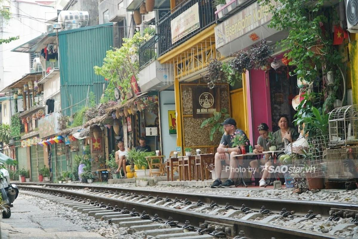 Hà Nội ra quân dựng hàng rào chắn, 'xoá' phố cà phê đường tàu Ảnh 8