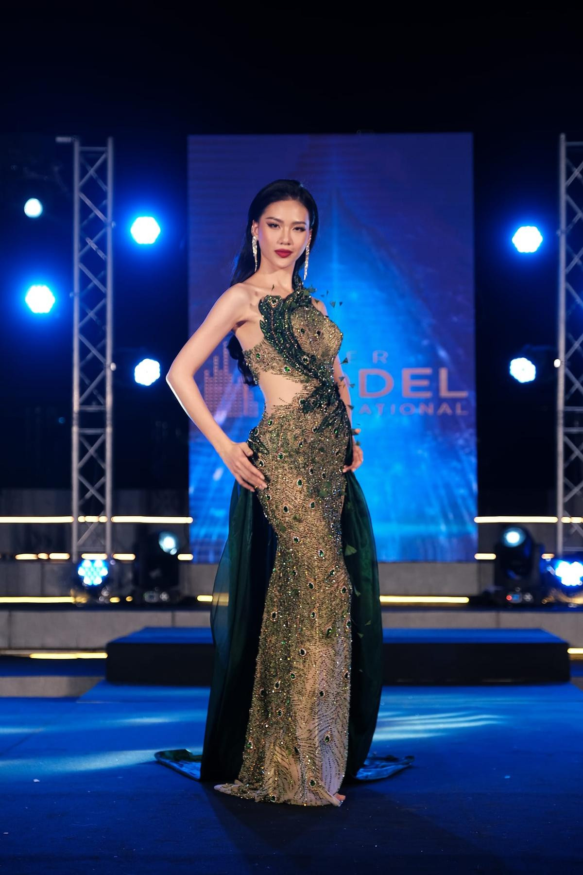 Bùi Quỳnh Hoa cực 'cháy' tại chung kết Supermodel International: Dùng son đỏ là 'bất bại' Ảnh 5