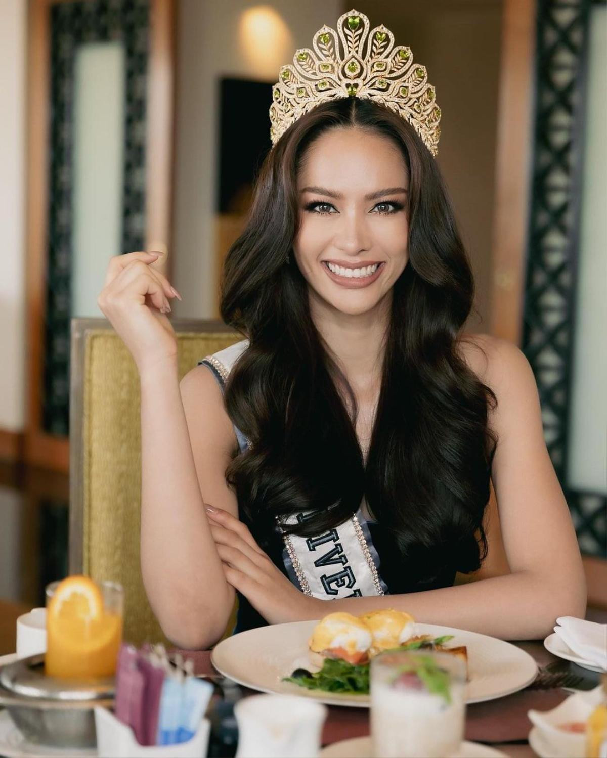 Đương kim Miss Universe Thailand 'xổ' tiếng Anh, netizen lắc đầu: 'Quá tiếc cho Á hậu 1' Ảnh 1