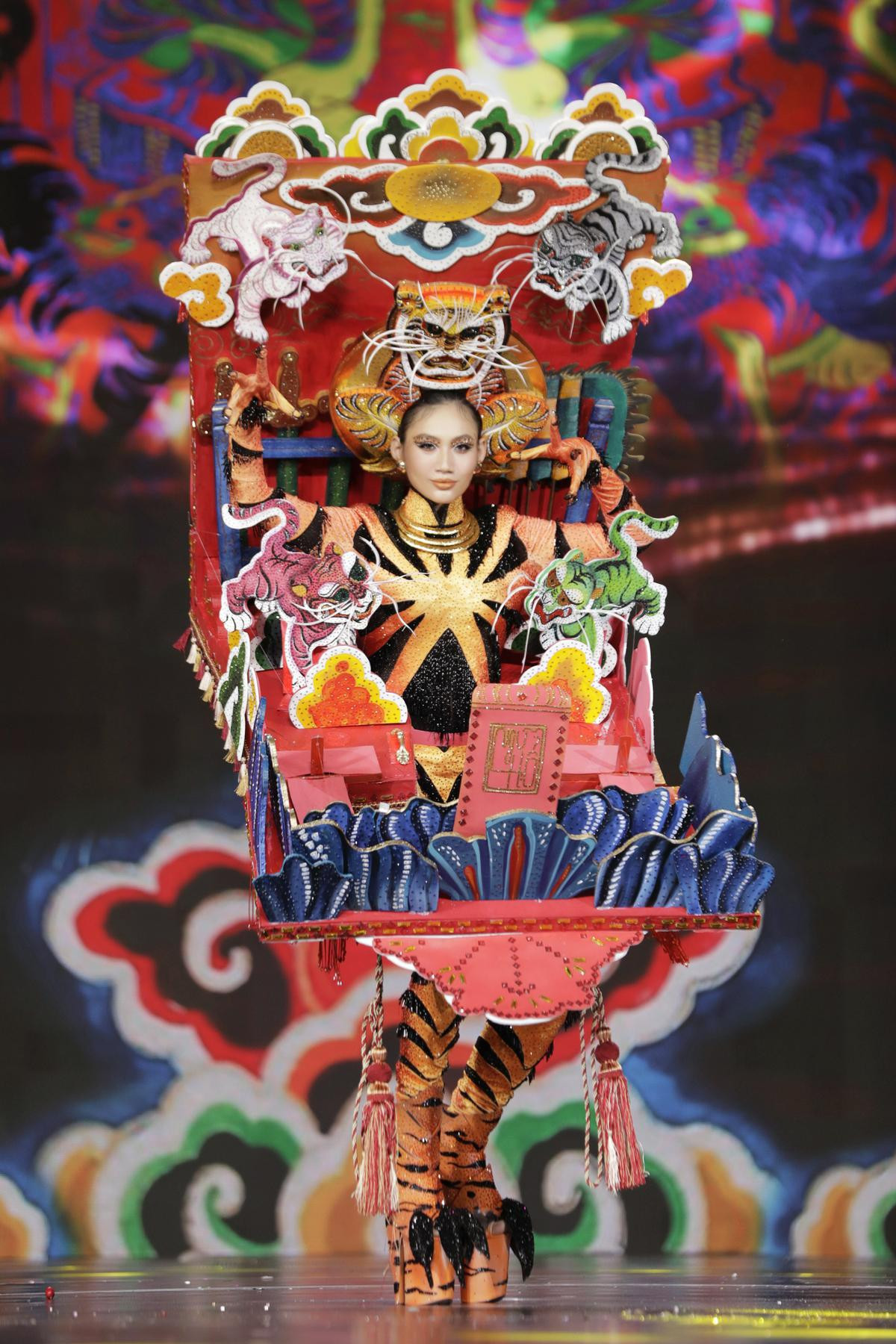 Top 10 bộ National Costume đẹp nhất Miss Grand Vietnam 2022: Đong đầy tinh hoa văn hóa dân tộc Ảnh 4