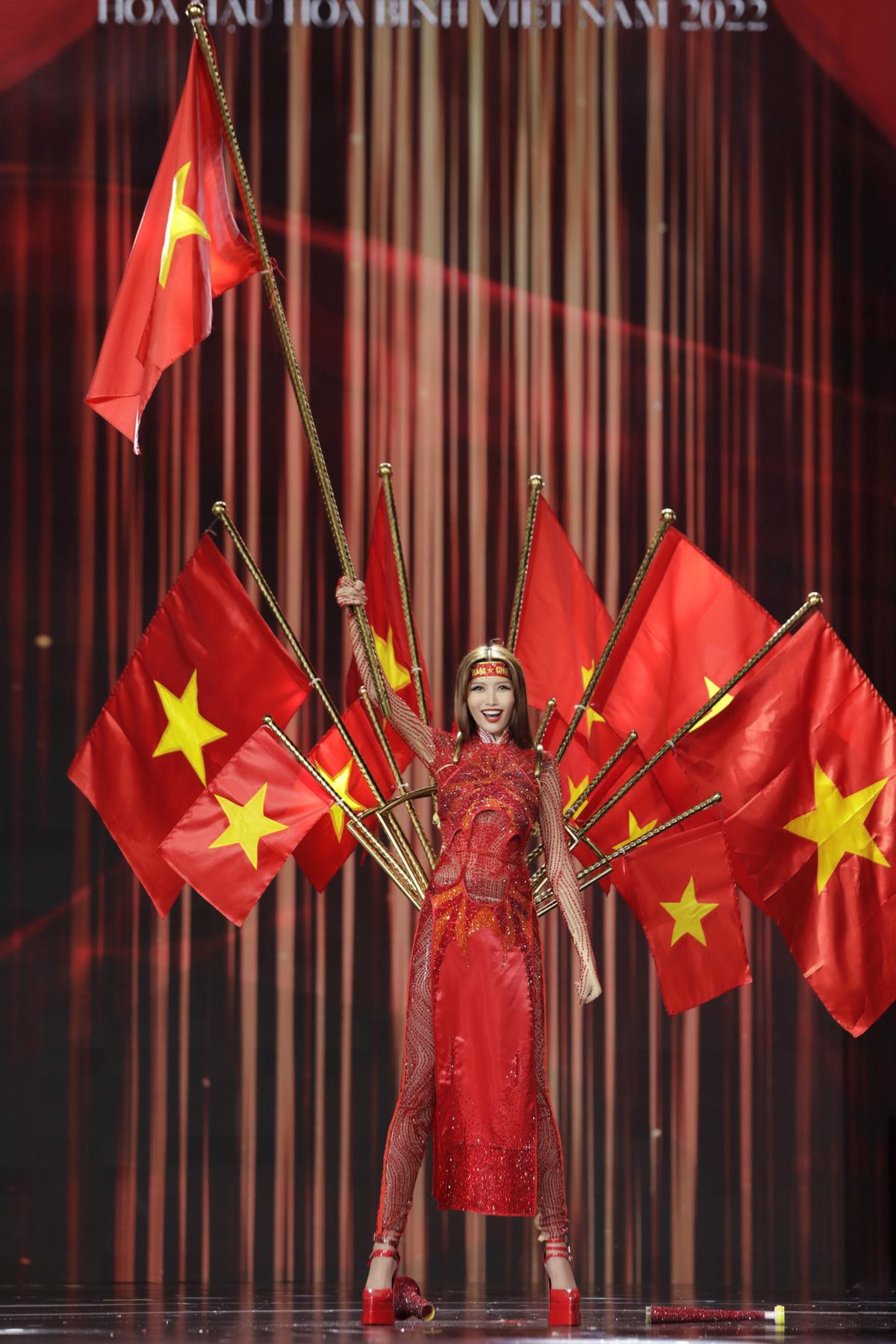 Top 10 bộ National Costume đẹp nhất Miss Grand Vietnam 2022: Đong đầy tinh hoa văn hóa dân tộc Ảnh 1