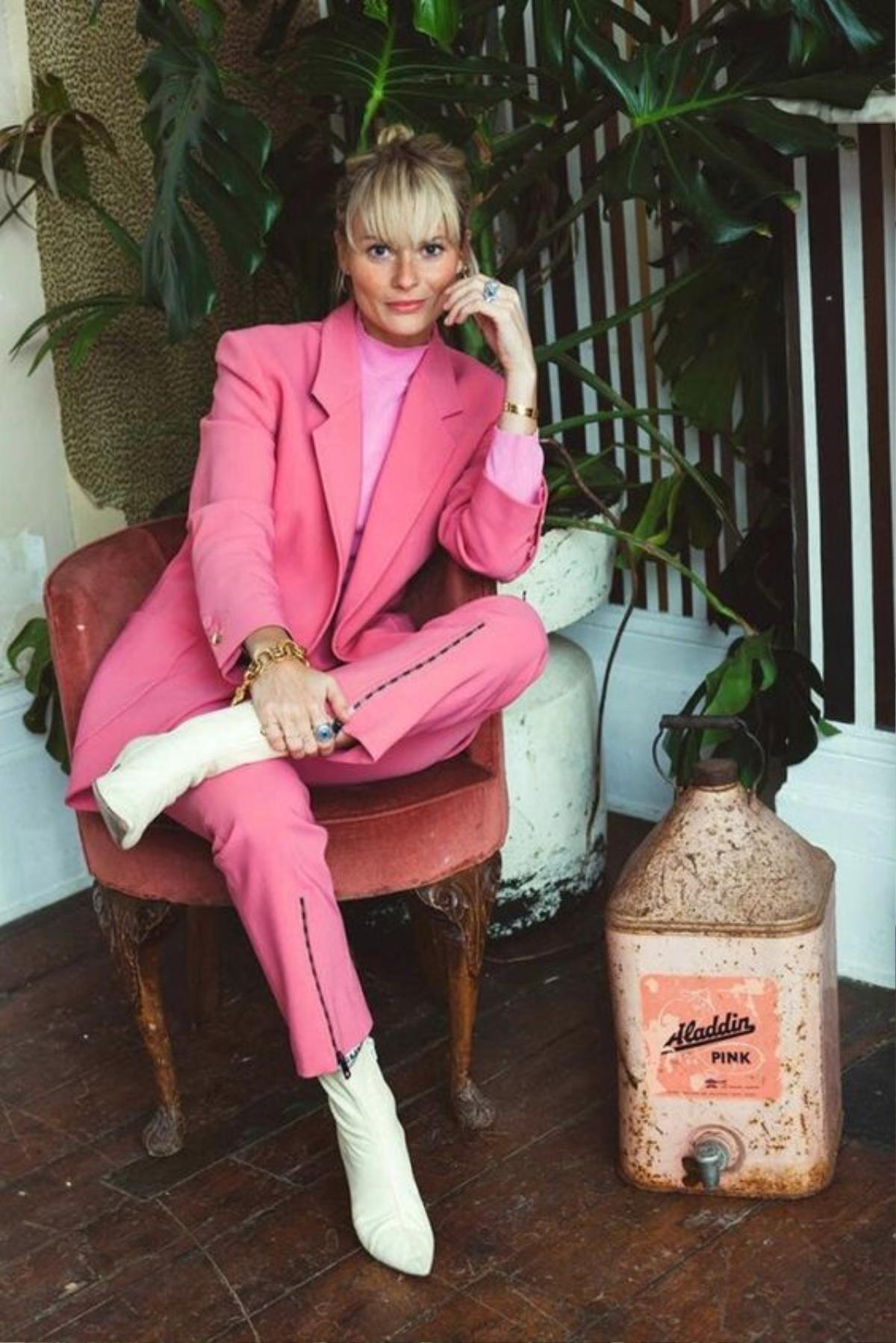 Giải mã cơn sốt Pink suit - trang phục vừa quyền lực vừa nữ tính 'đốn tim' phái đẹp Ảnh 1