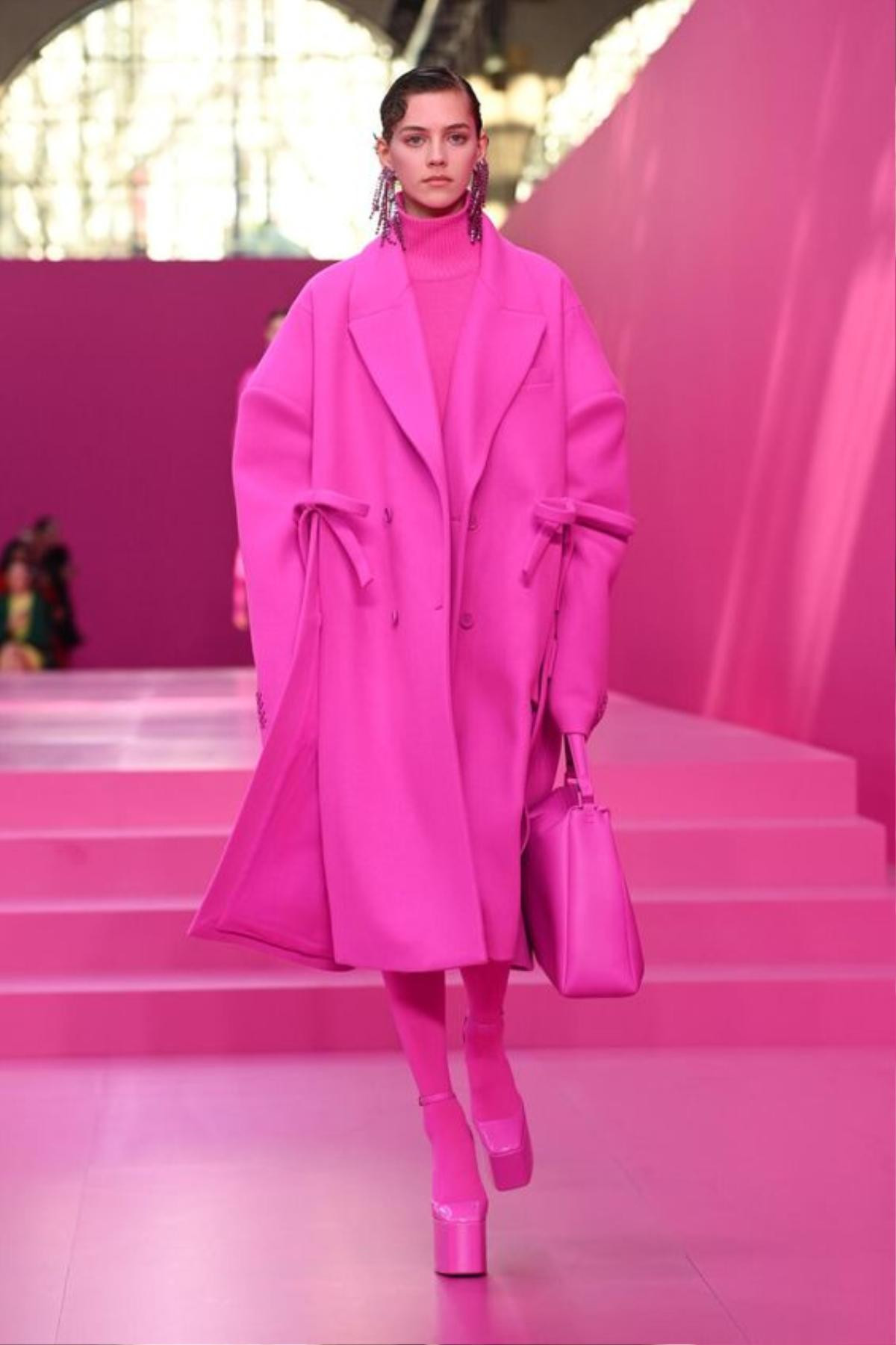 Giải mã cơn sốt Pink suit - trang phục vừa quyền lực vừa nữ tính 'đốn tim' phái đẹp Ảnh 6