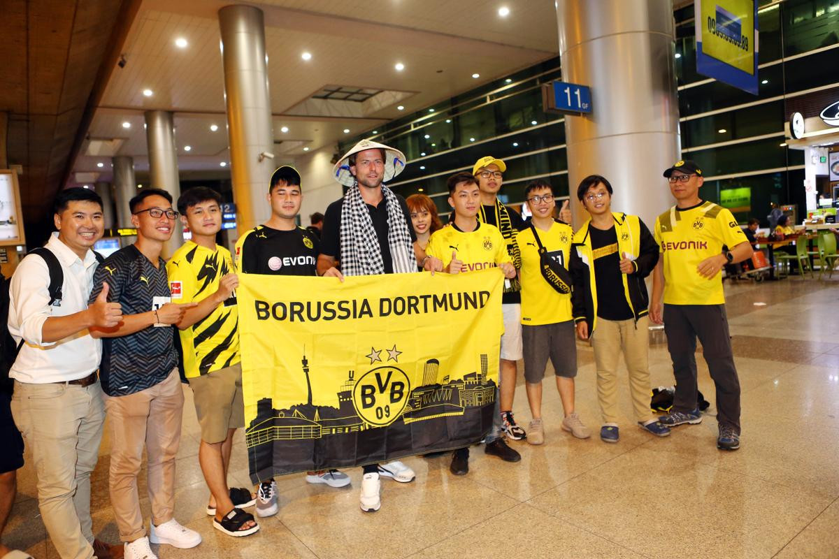 Nhà vô địch World Cup 2014 và dàn huyền thoại Dortmund đội nón lá khi đến Việt Nam Ảnh 2