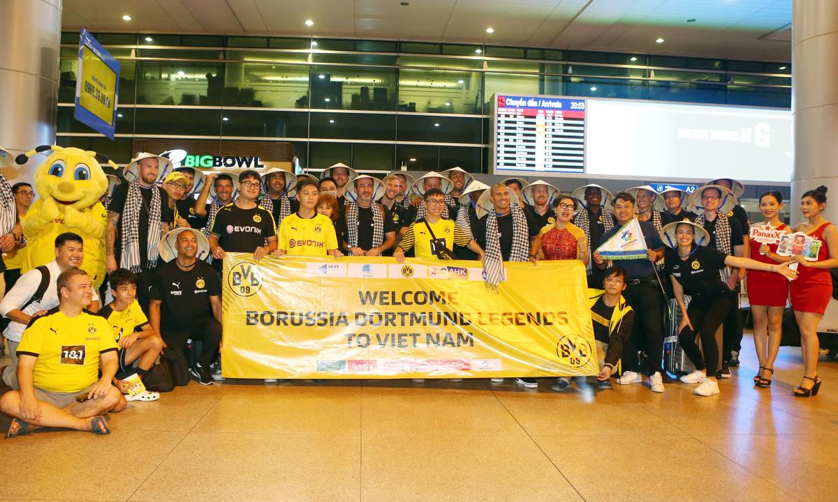 Nhà vô địch World Cup 2014 và dàn huyền thoại Dortmund đội nón lá khi đến Việt Nam Ảnh 1