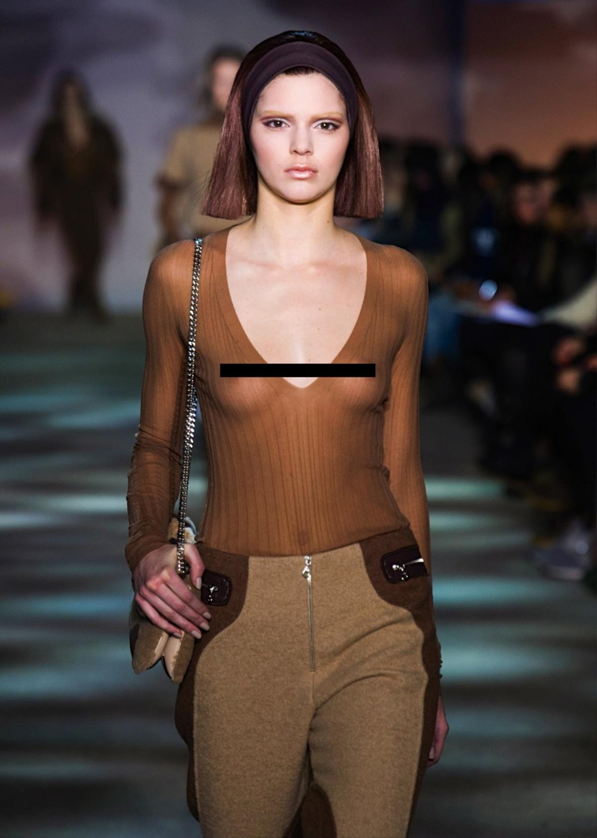 Kendall Jenner tự tin mặc đồ xuyên thấu, khoe nhũ hoa trong lần đầu đi catwalk Ảnh 3