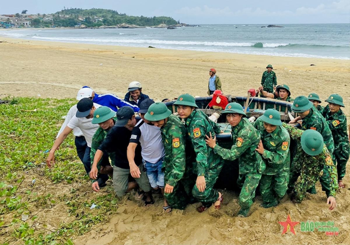 Bão Noru đã giật trên cấp 17 đang hướng vào Đà Nẵng – Quảng Ngãi: Thủ Tướng chỉ đạo khẩn Ảnh 4