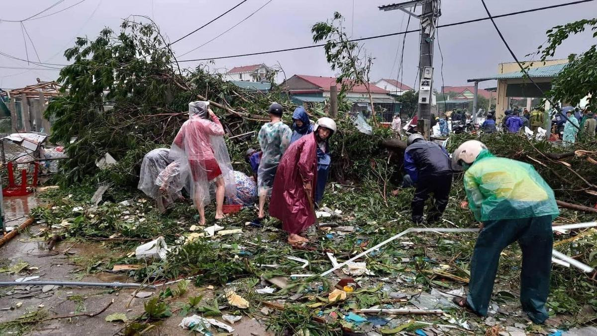 Chủ tiệm vàng khóc nấc vì của cải bị cuốn bay theo cơn lốc xoáy bất ngờ Ảnh 5