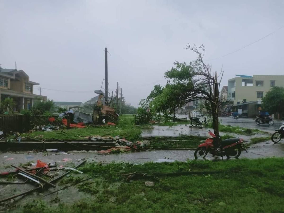 Xót lòng những hình ảnh đầu tiên về sức tàn phá kinh hoàng của bão Noru khi đang hướng vào đất liền Ảnh 3