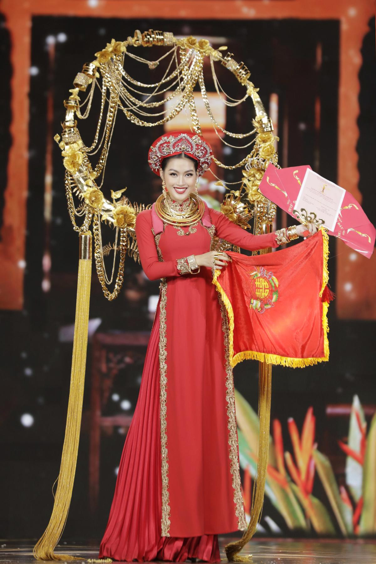 Tết cổ truyền, đám cưới miền Tây 'tràn' vào thiết kế National Costume tại Miss Grand VN: Rực rỡ sắc màu Ảnh 2