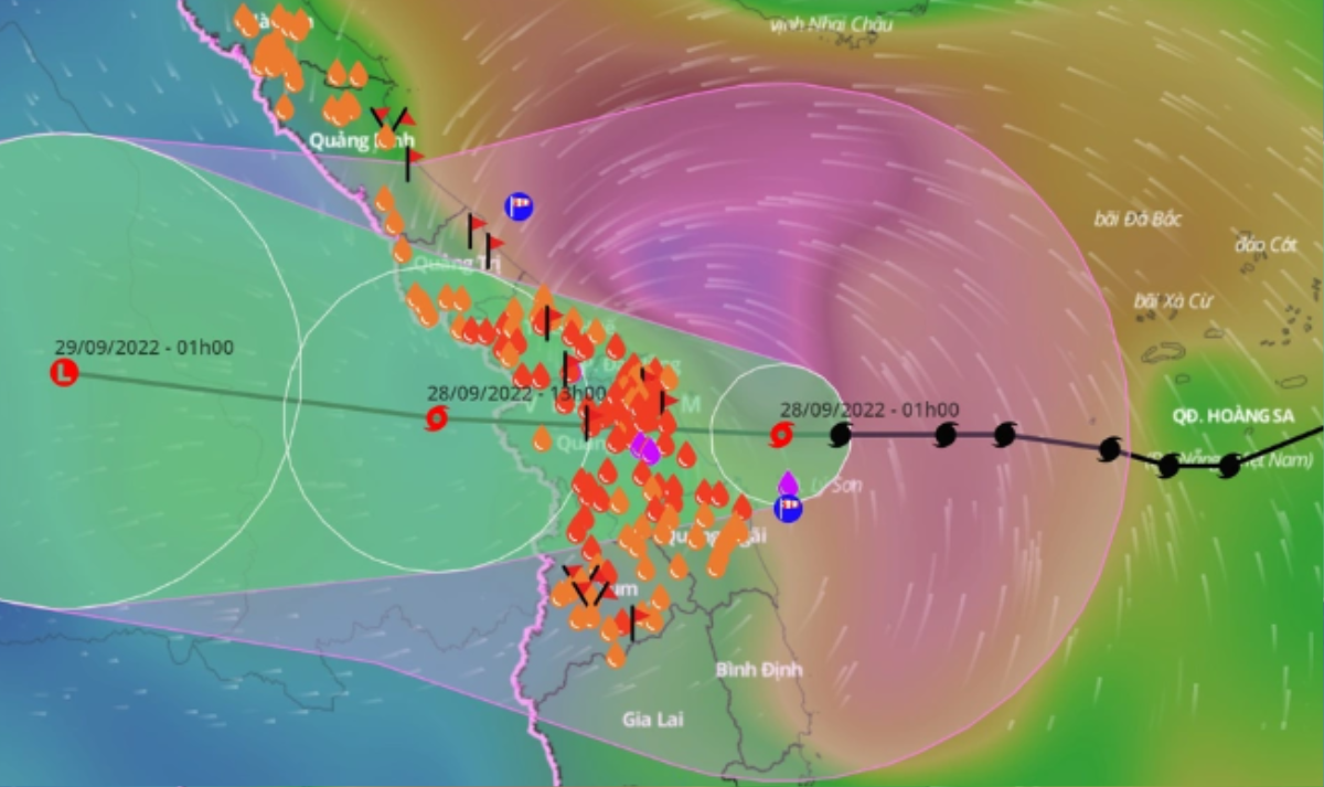 Sáng 28/9, bão số 4 đang quần thảo các tỉnh miền Trung, từ Quảng Trị - Quảng Ngãi mưa như trút nước Ảnh 1