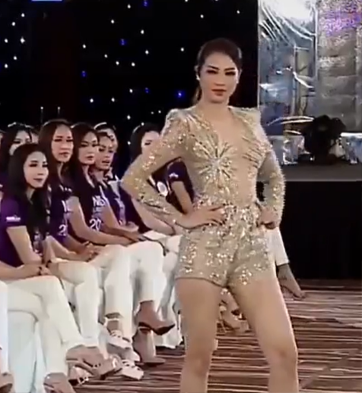 Cùng thị phạm catwalk nhưng Phạm Hương lại bị H'Hen Niê và Khánh Vân 'vượt mặt' Ảnh 3