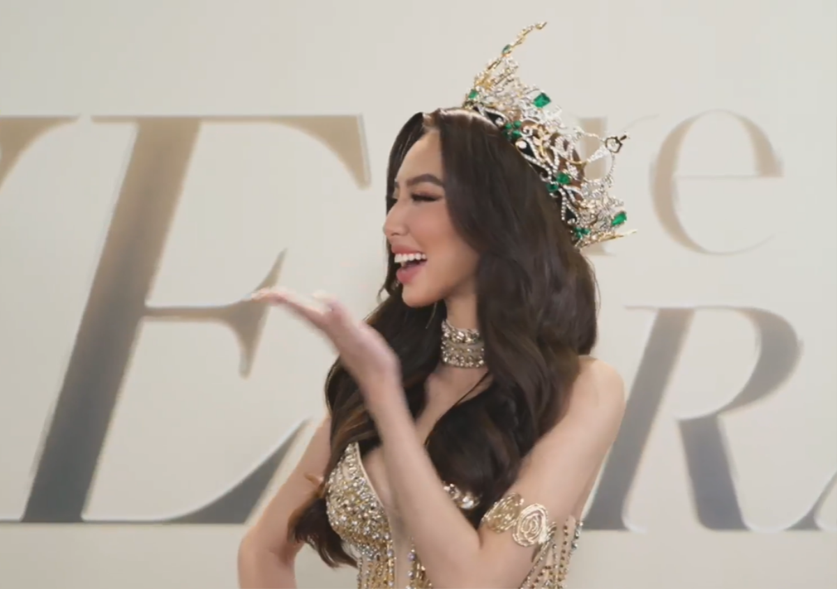 Thảm đỏ Chung khảo Miss Grand Vietnam 2022: Thùy Tiên hôn gió, tái hiện lại màn hô tên viral Ảnh 3