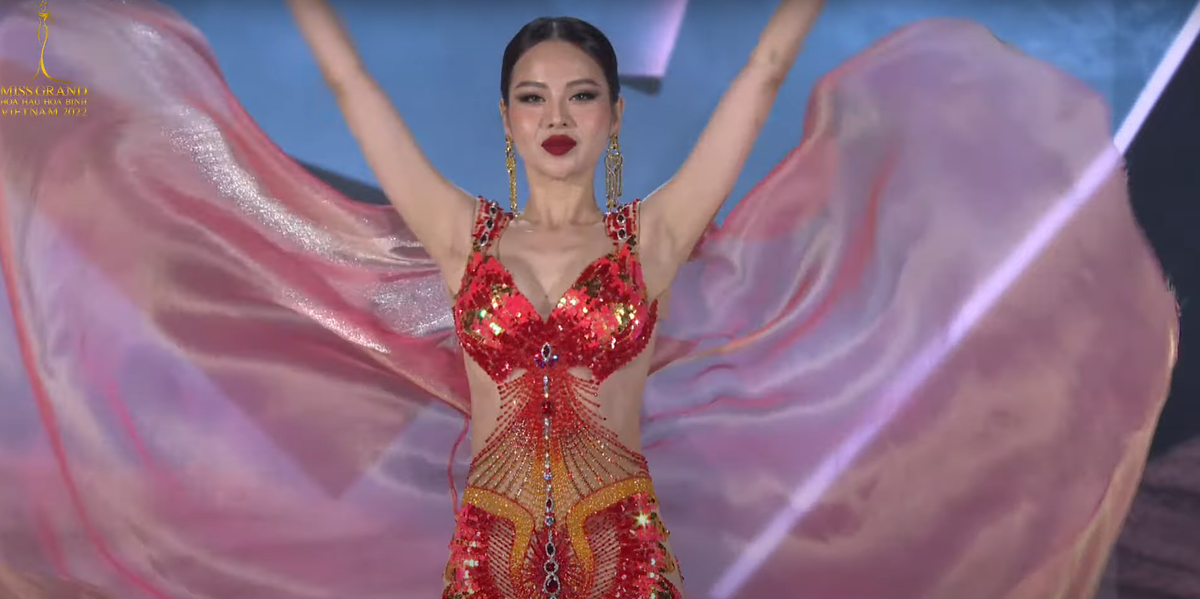 Màn 'tung váy' của Á hậu Thảo Nhi Lê liên tục xuất hiện trong đêm chung khảo của Miss Grand Vietnam 2022 Ảnh 5