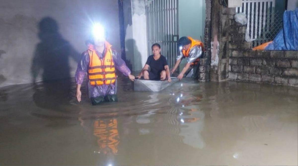 Hàng trăm người trắng đêm vá đê vỡ ở Nghệ An Ảnh 3