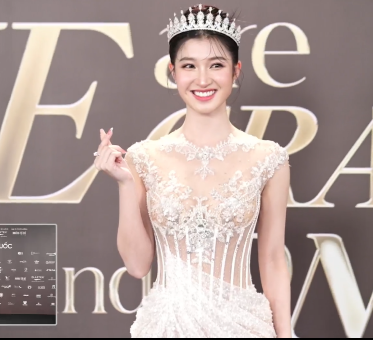 Thảm đỏ chung kết Miss Grand VN: Fan hò hét khi gặp Chủ tịch Nawat, Thùy Tiên xinh đẹp như nữ hoàng Ảnh 8