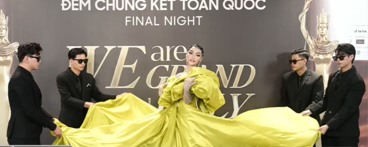 Thảm đỏ chung kết Miss Grand VN: Fan hò hét khi gặp Chủ tịch Nawat, Thùy Tiên xinh đẹp như nữ hoàng Ảnh 6