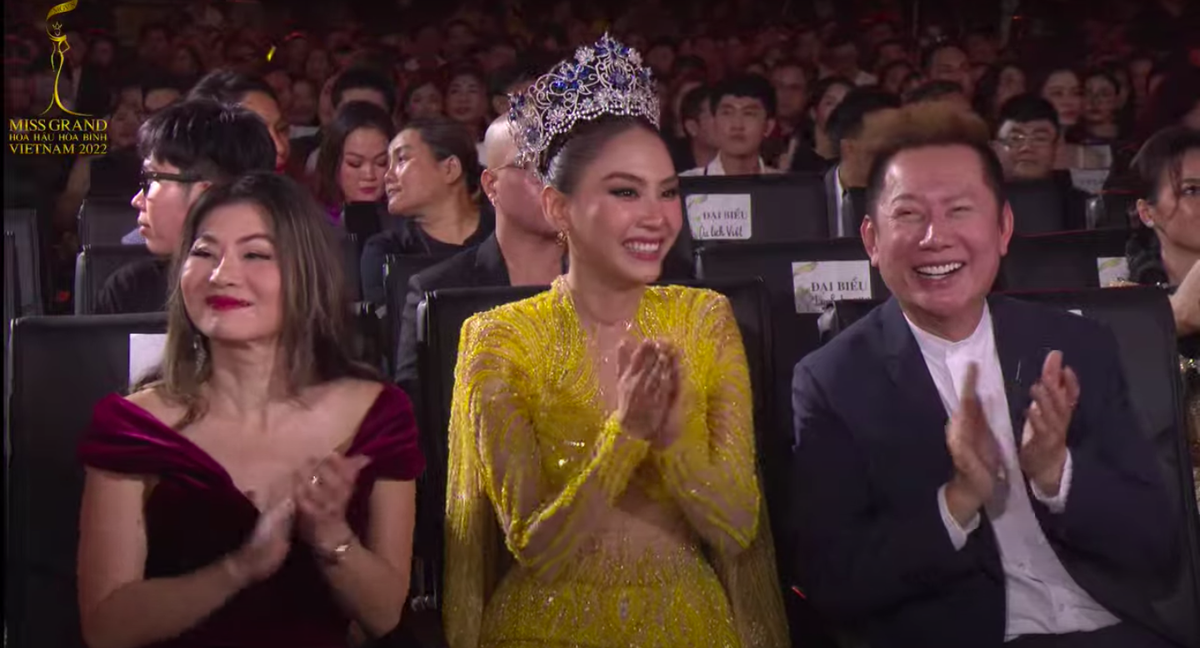 Hoa hậu Mai Phương 'bắn' tiếng Anh vèo vèo phiên dịch cho chủ tịch Miss Grand International Ảnh 2