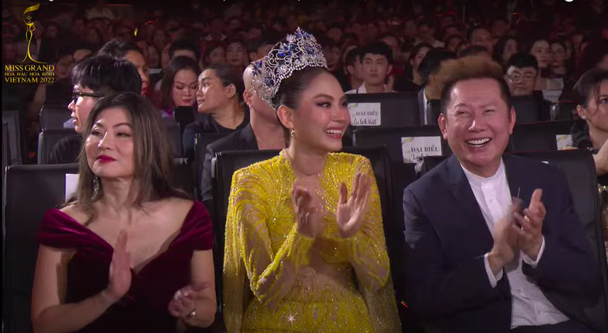 Hoa hậu Mai Phương 'bắn' tiếng Anh vèo vèo phiên dịch cho chủ tịch Miss Grand International Ảnh 1