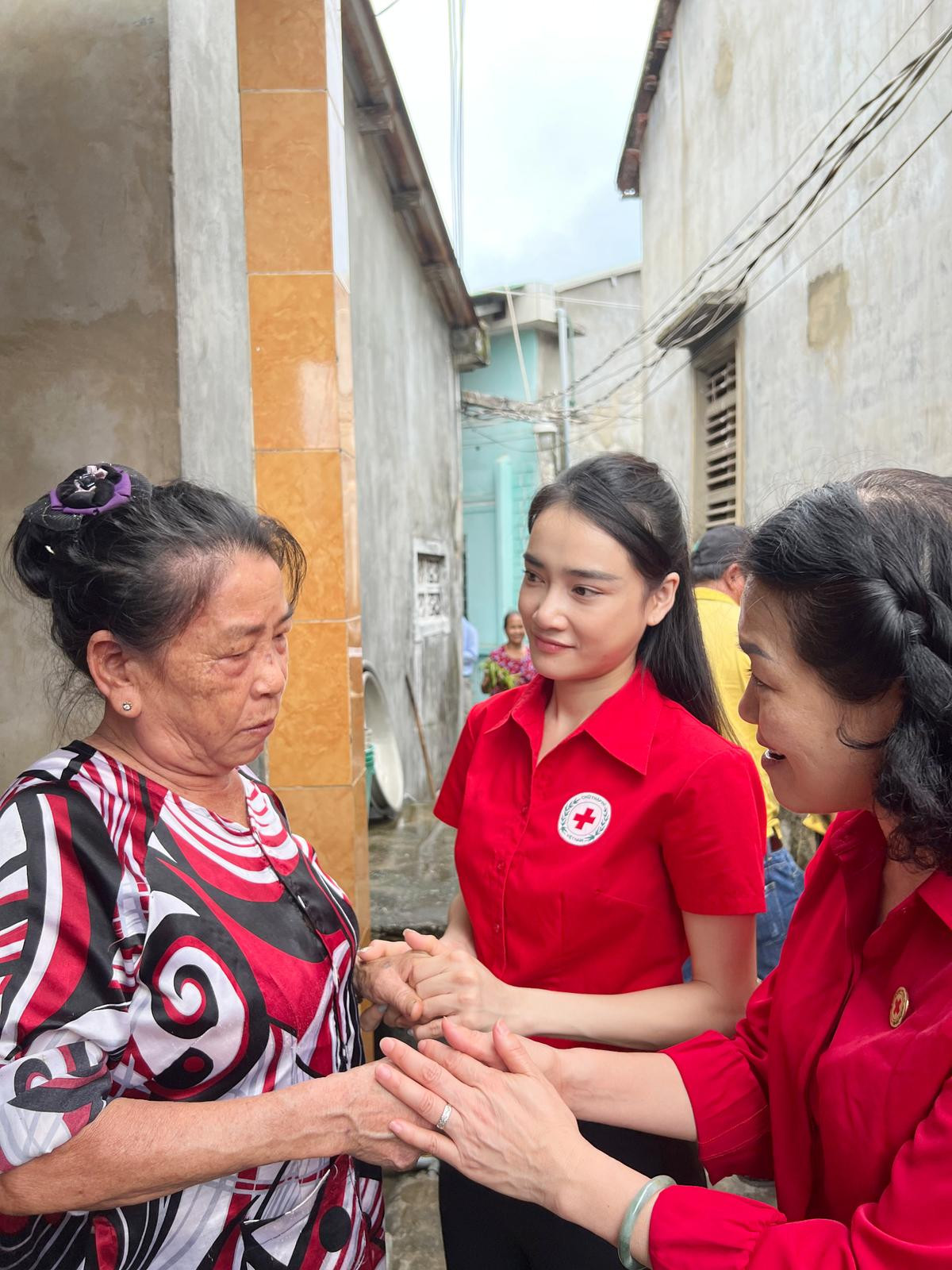 Nhã Phương nhắn nhủ một câu đầy xúc động đến người dân miền Trung trong chuyến đi thiện nguyện Ảnh 2