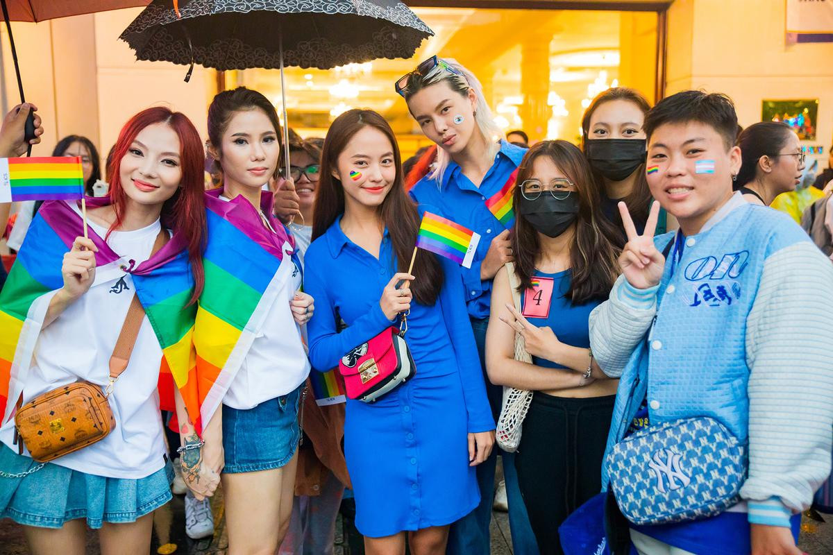 Hàng nghìn bạn trẻ hòa mình dưới cơn mưa lớn trong ngày hội dành cho cộng đồng LGBT Ảnh 2