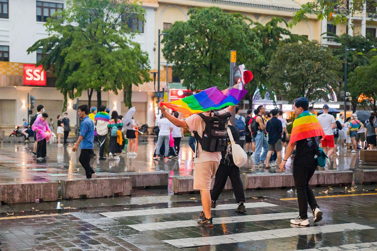 Hàng nghìn bạn trẻ hòa mình dưới cơn mưa lớn trong ngày hội dành cho cộng đồng LGBT Ảnh 5