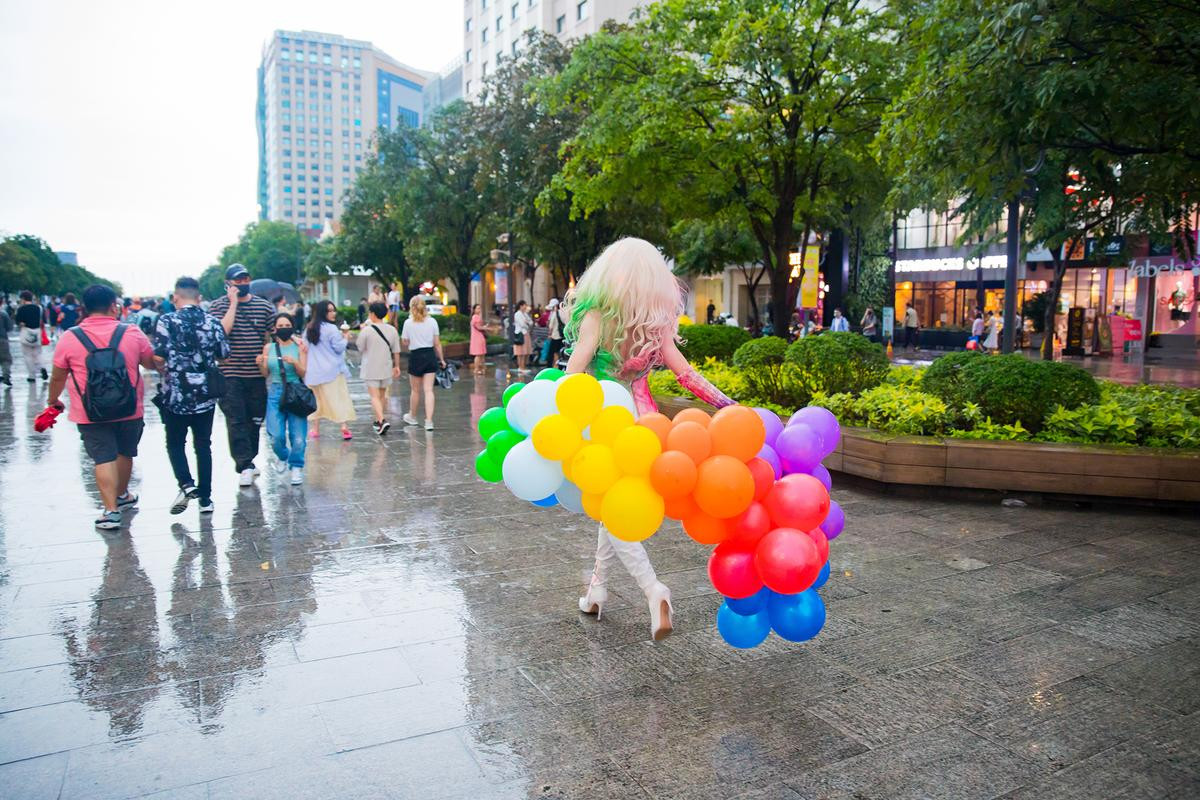 Hàng nghìn bạn trẻ hòa mình dưới cơn mưa lớn trong ngày hội dành cho cộng đồng LGBT Ảnh 4