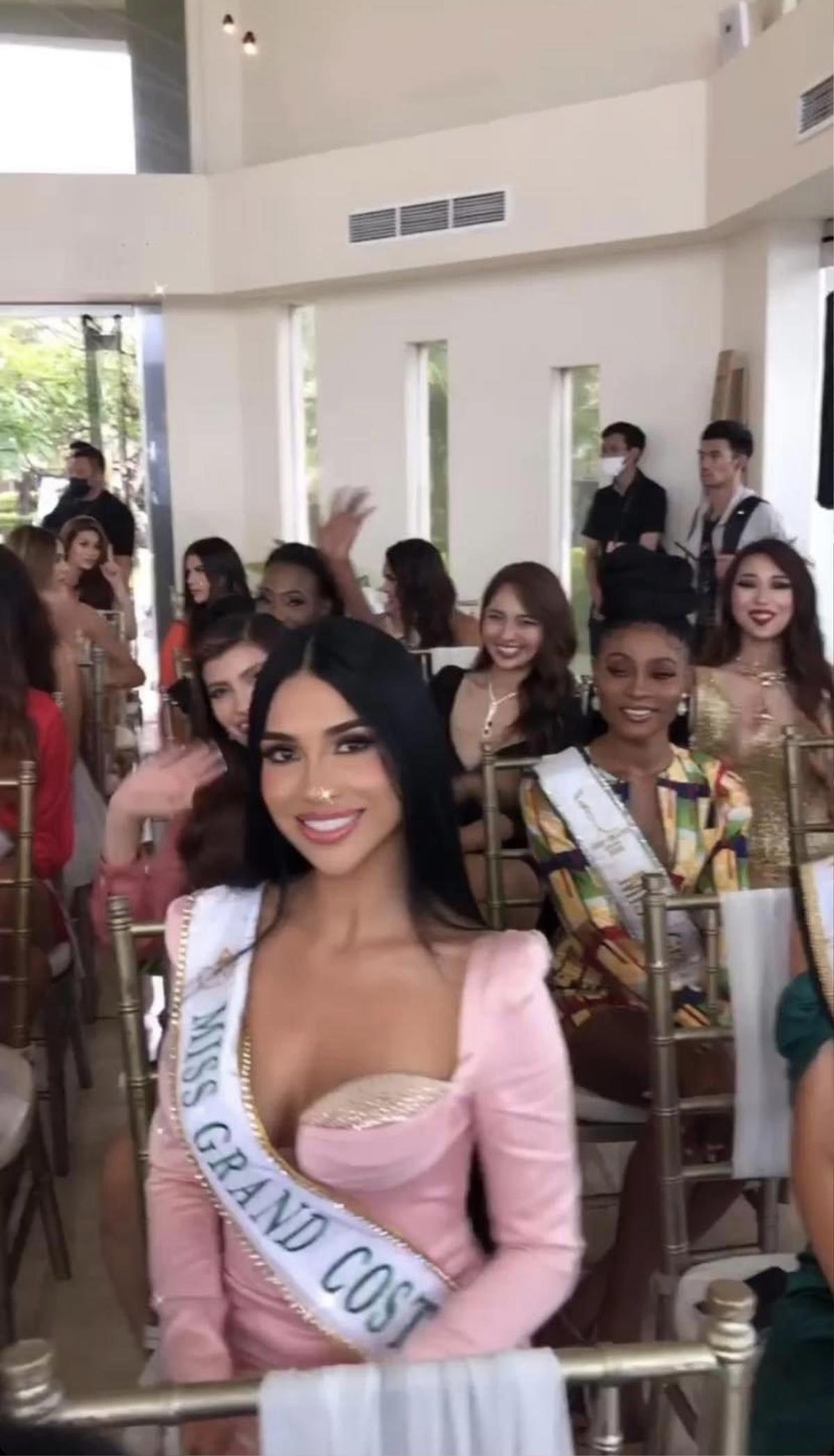 Chiều lòng fan như Miss Grand Vietnam 2022 Đoàn Thiên Ân: Camera xa tới đâu, tia tới đó Ảnh 3