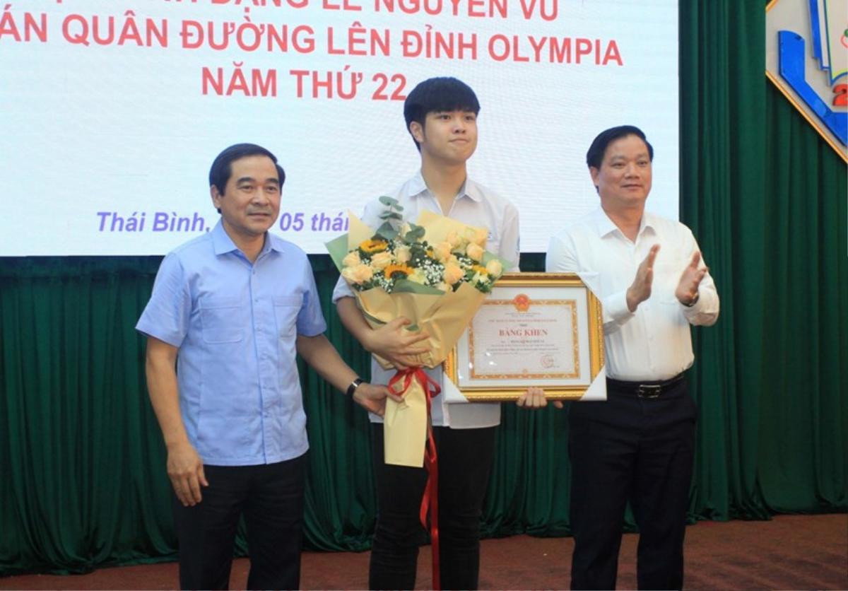 Tỉnh Thái Bình khen thưởng nhà vô địch Đường lên đỉnh Olympia 2022 Ảnh 1