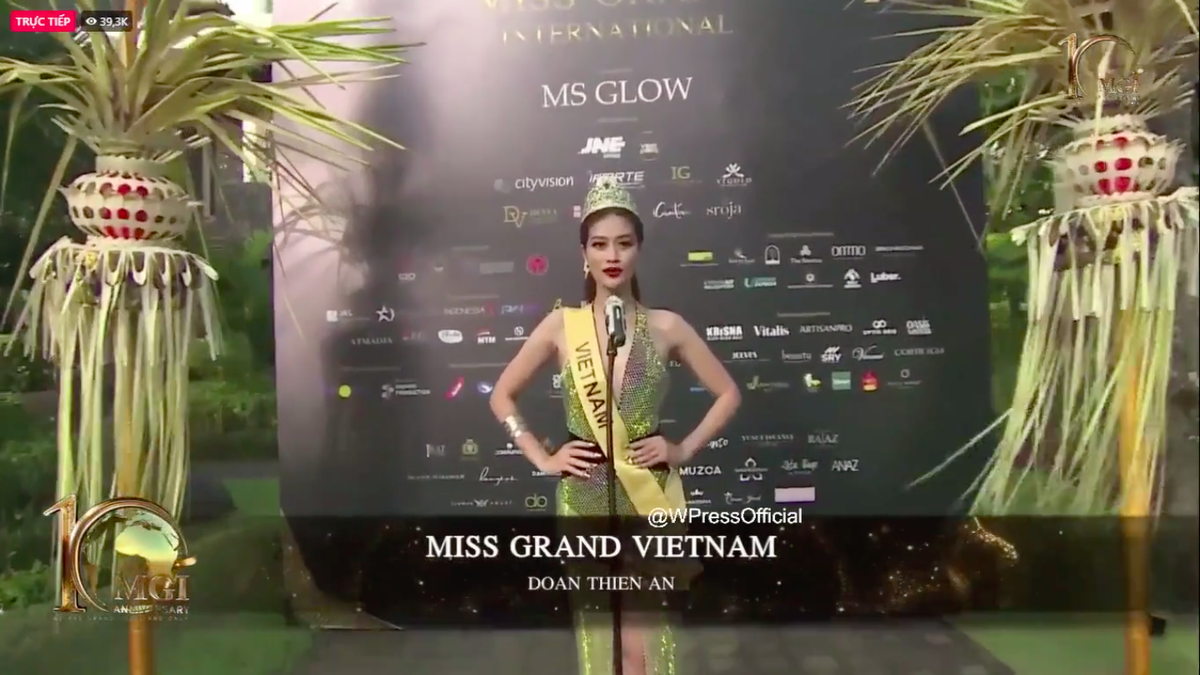 Miss Grand: Thí sinh mặc váy lộng lẫy rồi 'lao' ra biển, Thiên Ân được khen vì bộ đồ 'tiên tri' Ảnh 1