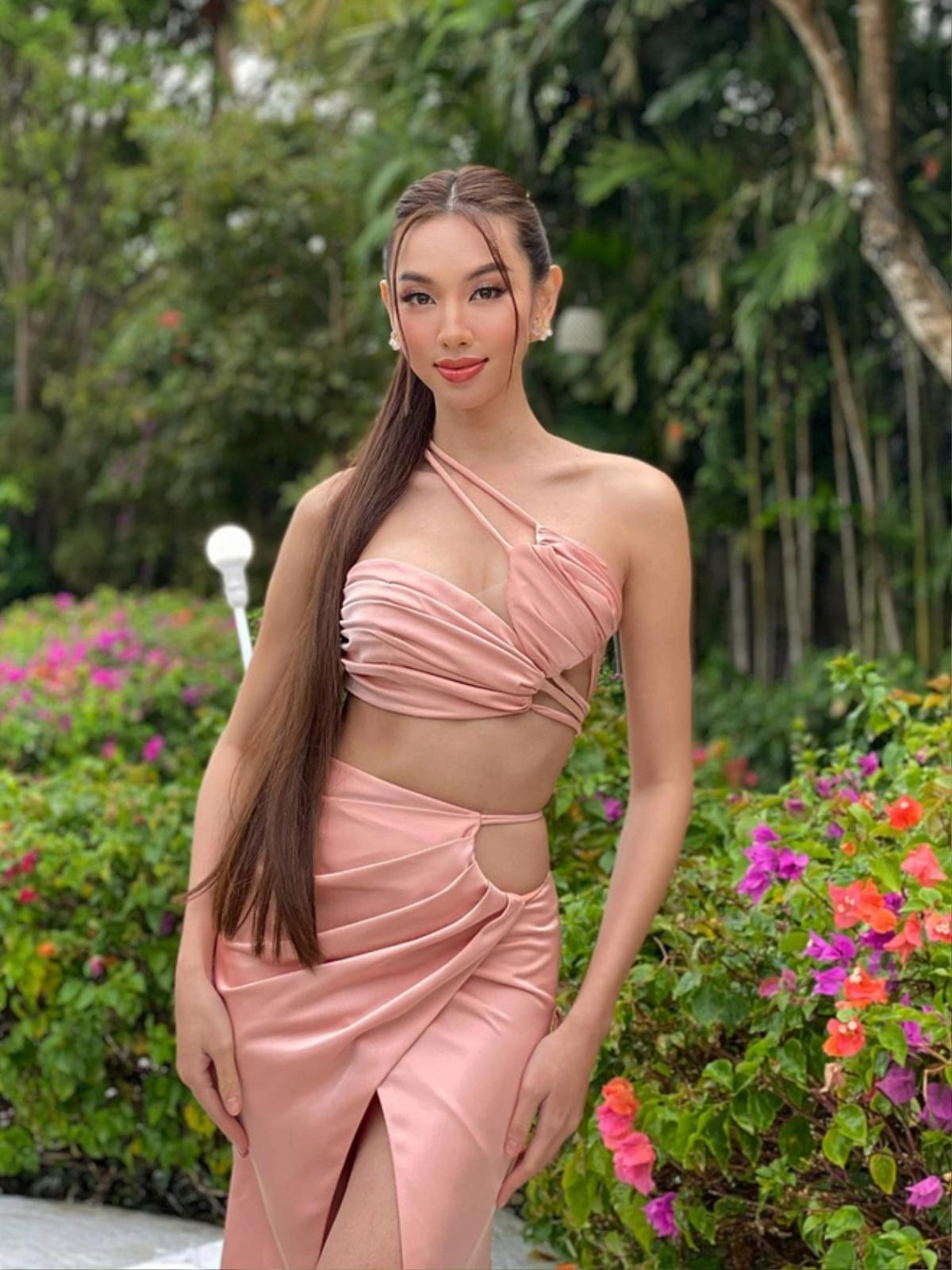 Thùy Tiên được chuẩn bị đồ lam đi chùa khi đến Miss Grand, fan trêu: Mặc final walk là chấn động Ảnh 2