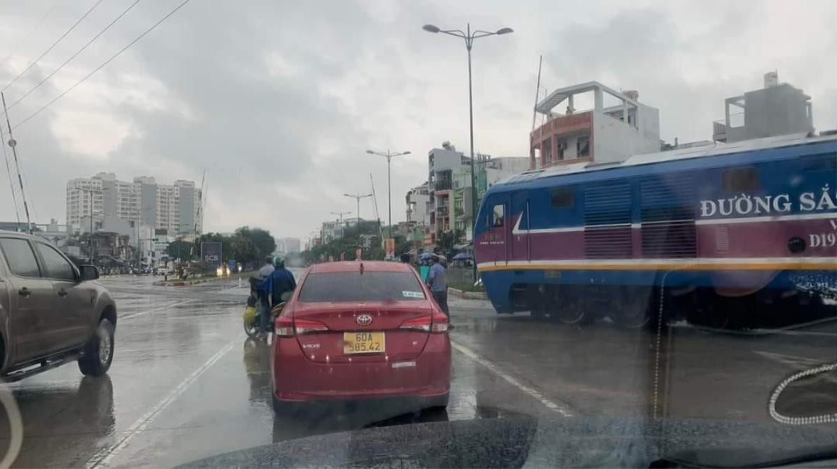 Clip: Đang cho tàu chạy về ga Sài Gòn, lái tàu 'tá hỏa' thấy gác chắn chưa đóng Ảnh 1