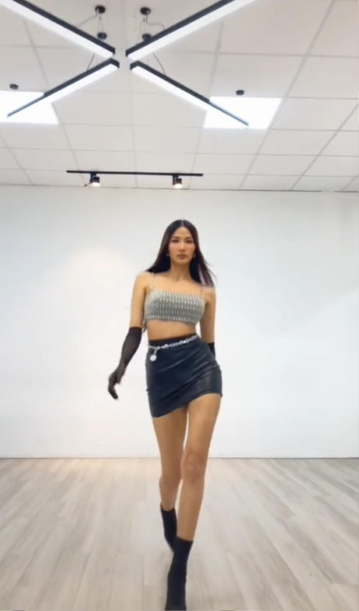 Không phải Võ Hoàng Yến, Hoàng Thùy sẽ training catwalk cho Ngọc Châu tại Miss Universe 2022? Ảnh 2